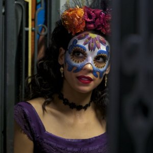 Spectre: dietro la maschera ecco la misteriosa Estrella, interpretata da Stephanie Sigman