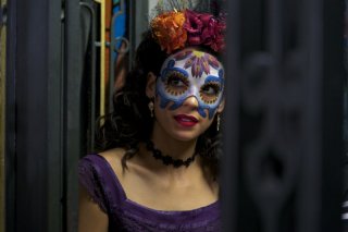 Spectre: dietro la maschera ecco la misteriosa Estrella, interpretata da Stephanie Sigman