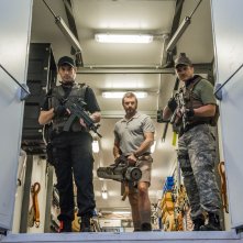 Humandroid: Hugh Jackman con due agenti armati fino ai denti in una scena del film