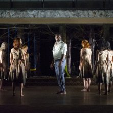 National Theatre Live: Medea - Danny Sapani nel ruolo di Jason in una scena dello spettacolo