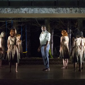 National Theatre Live: Medea - Danny Sapani nel ruolo di Jason in una scena dello spettacolo