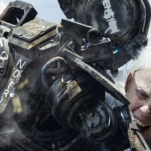 Humandroid: Yo-Landi Visser aggredita da un droide in una scena del film