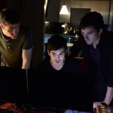 Prety Little Liars: Tyler Blackburn, Ian Harding e Keegan Allen in una scena dell'episodio Welcome to the Dollhouse