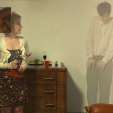 La dolce arte di esistere: Pierpaolo Spollon e Francesca Golia appaiono e scompaiono in una scena del film