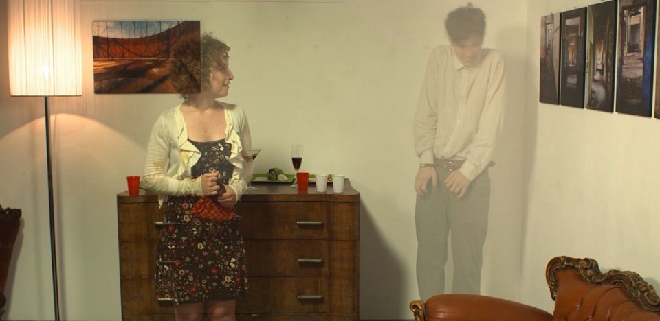 La dolce arte di esistere: Pierpaolo Spollon e Francesca Golia appaiono e scompaiono in una scena del film