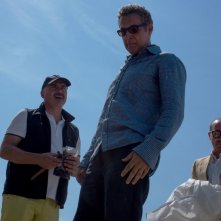 Tempo instabile con probabili schiarite: John Turturro in una scena insieme a Luca Zingaretti