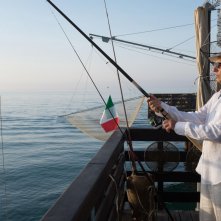 Tempo instabile con probabili schiarite: John Turturro impegnato in una battuta di pesca in una scena del film