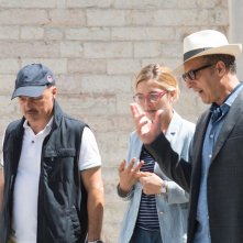 Tempo instabile con probabili schiarite: John Turturro con Carolina Crescentini e Luca Zingaretti in una scena del film