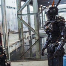 Humandroid: il droide Chappie in una scena del film d'azione