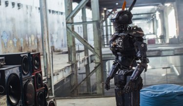 Humandroid: il droide Chappie in una scena del film d'azione