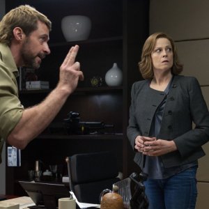 Humandroid: Hugh Jackman con Sigourney Weaver in una scena