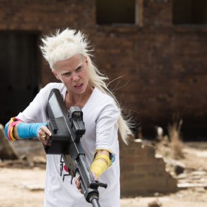 Humandroid: Yolandi Visser armata fino ai denti in una scena del film