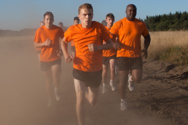 The Fighters - Addestramento di vita: allenamento in spiaggia per Kévin Azaïs in una scena del film