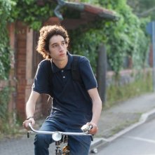 Matteo Creatini in bicicletta in una scena di 'Short Skin'