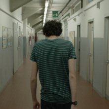 Short Skin: Matteo Creatini di spalle in una scena del film
