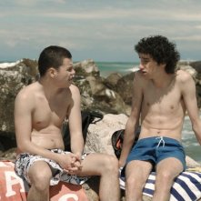 Short Skin: Matteo Creatini in una scena al mare con Nicola Nocchi
