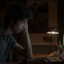 Short Skin: Matteo Creatini nei panni di Edoardo in un momento di riflessione
