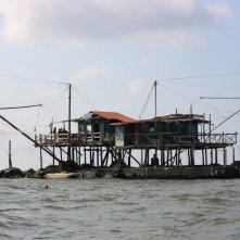 Short Skin: la casa galleggiante dei pescatori in una scena del film