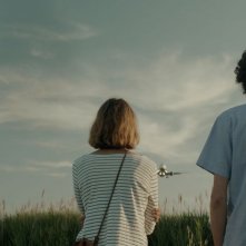 Short Skin: Matteo Creatini guarda gli aerei insieme a Francesca Agostini in un'immagine del film