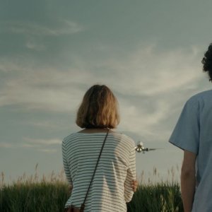 Short Skin: Matteo Creatini guarda gli aerei insieme a Francesca Agostini in un'immagine del film