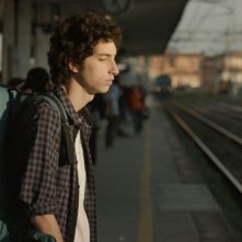 Short Skin: Matteo Creatini attende il suo treno in una scena del film