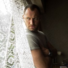 Black Sea: Jude Law nei panni del Capitano Robinson in una scena del film