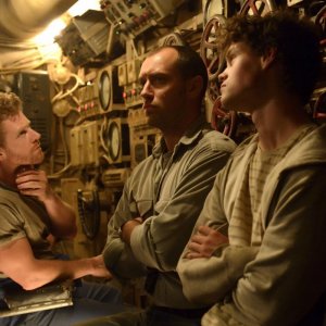 Black Sea: Jude Law con Branwell Donaghey e Bobby Schofield in una scena del film