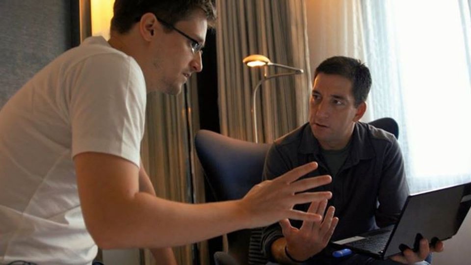 Citizenfour: Glenn Greenwald con Edward Snowden in una scena del documentario