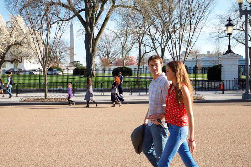 The Snowden Files: Joseph Gordon-Levitt e Shailene Woodley passeggiano nel parco