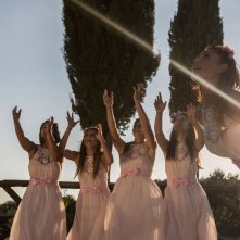 Ci devo pensare: Barbara Tabita con le damigelle attende il bouquet in una scena del film
