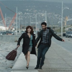 L'amore non perdona: Ariane Ascaride con Helmi Dridi sorridono felici in una scena del film