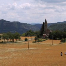 Qualcosa di noi: le colline coltivate a grano di Sasso Marconi in una scena del documentario