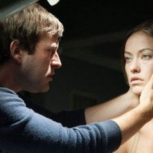 The Lazarus Effect: Olivia Wilde nelle mani di Mark Duplass in una scena del film