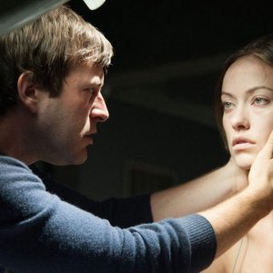The Lazarus Effect: Olivia Wilde nelle mani di Mark Duplass in una scena del film