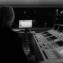 Wenn aus dem Himmel... Quando dal cielo...: il produttore Manfred Eicher (di spalle) in una scena del documentario