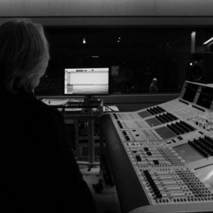 Wenn aus dem Himmel... Quando dal cielo...: il produttore Manfred Eicher (di spalle) in una scena del documentario