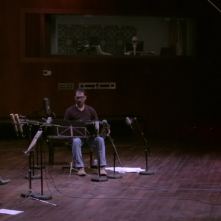 Wenn aus dem Himmel... Quando dal cielo...: Paolo Fresu, Manfred Eicher (di spalle) e Daniele di Bonaventura in una scena del documentario