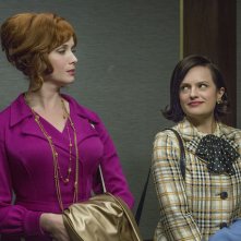 Mad Men: le attrici Elisabeth Moss e Christina Hendricks nella puntata Severance