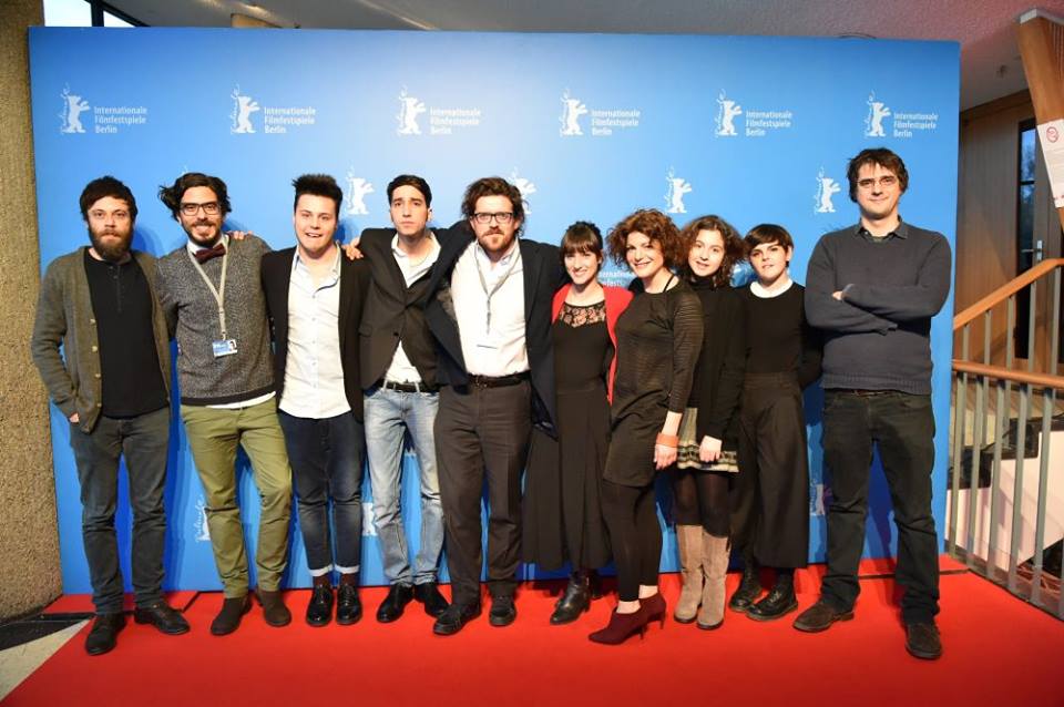 Short Skin: il cast al completo con al centro il regista Duccio Chiarini a Berlino