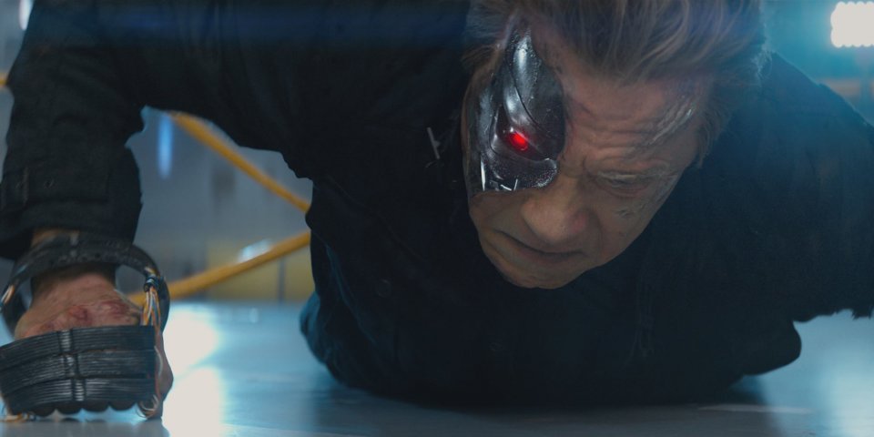Terminator: Genisys - Arnold Schwarzenegger in una sequenza drammatica