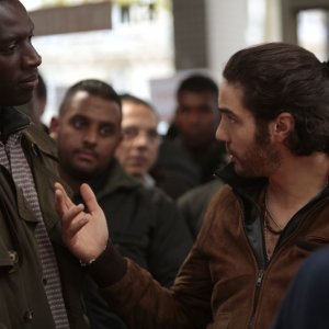 Samba: Omar Sy discute con Tahar Rahim in una scena del film