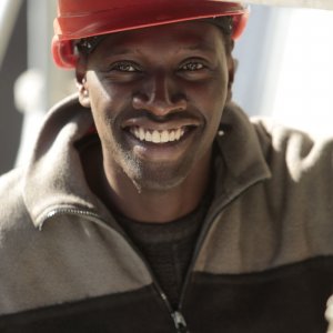 Samba: Omar Sy sorride in una scena del film