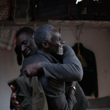 Samba: Omar Sy con Youngar Fall in una scena del film