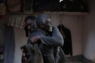 Samba: Omar Sy con Youngar Fall in una scena del film