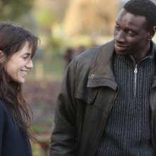 Samba: Omar Sy insieme a Charlotte Gainsbourg in un momento del film