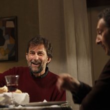 Mia madre: Nanni Moretti brinda sorridente in una scena del film