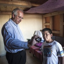 I bambini sanno: Walter Weltroni con il piccolo Kevin Quinomez in una scena documentario