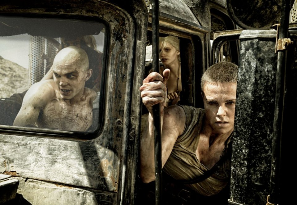 Mad Max: Fury Road, Nicholas Hoult con Charlize Theron in una scena