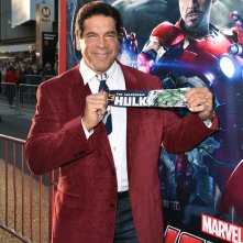 The Avengers: Age of Ultron - Lou Ferrigno con la cravatta degli Avengers
