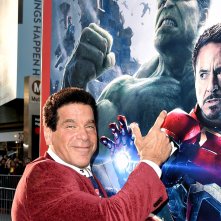 The Avengers: Age of Ultron - Lou Ferrigno con la cravatta degli Avengers alla premiere